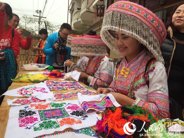 Diário do Povo Online organiza caminhada em comemora??o do seu 20o aniversário em Guizhou