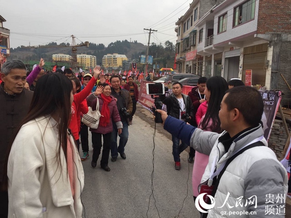 Diário do Povo Online organiza caminhada em comemora??o do seu 20o aniversário em Guizhou