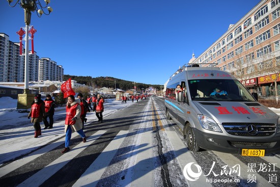 Diário do Povo Online organiza caminhada em comemora??o do seu 20o aniversário em Heilongjiang
