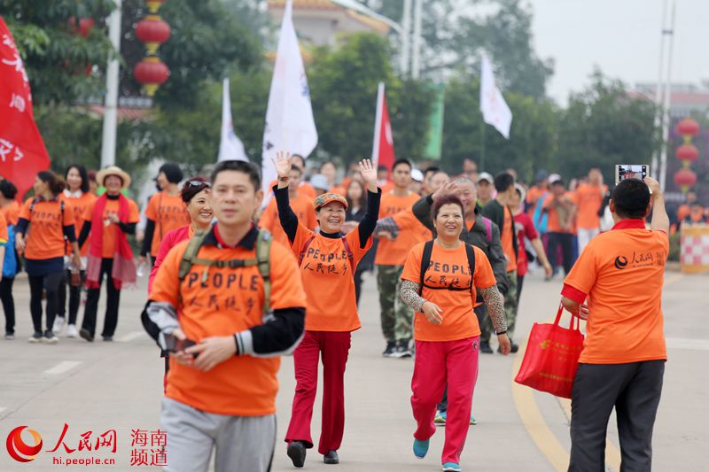 Diário do Povo Online organiza caminhada em comemora??o do seu 20o aniversário em Hainan