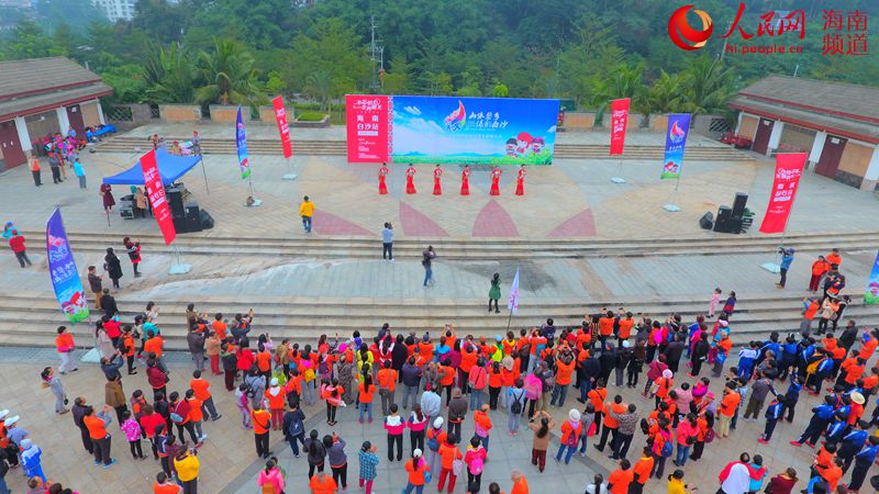 Diário do Povo Online organiza caminhada em comemora??o do seu 20o aniversário em Hainan