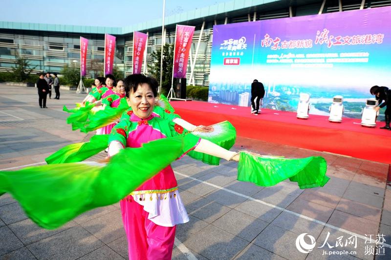 Diário do Povo Online organiza caminhada em comemora??o do seu 20o aniversário em Jiangsu