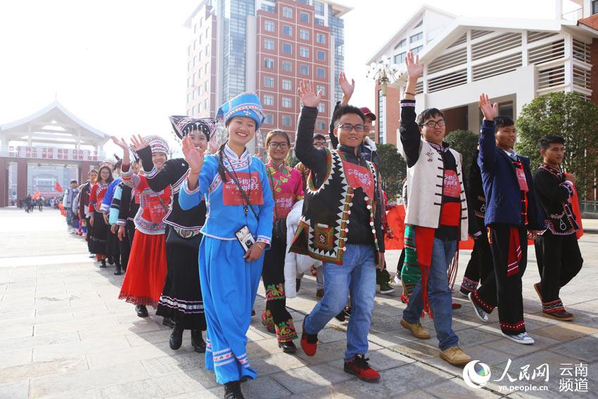 Diário do Povo Online organiza caminhada em comemora??o do seu 20o aniversário em Yunnan