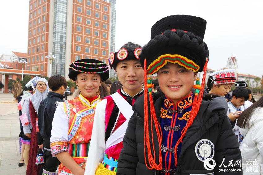 Diário do Povo Online organiza caminhada em comemora??o do seu 20o aniversário em Yunnan