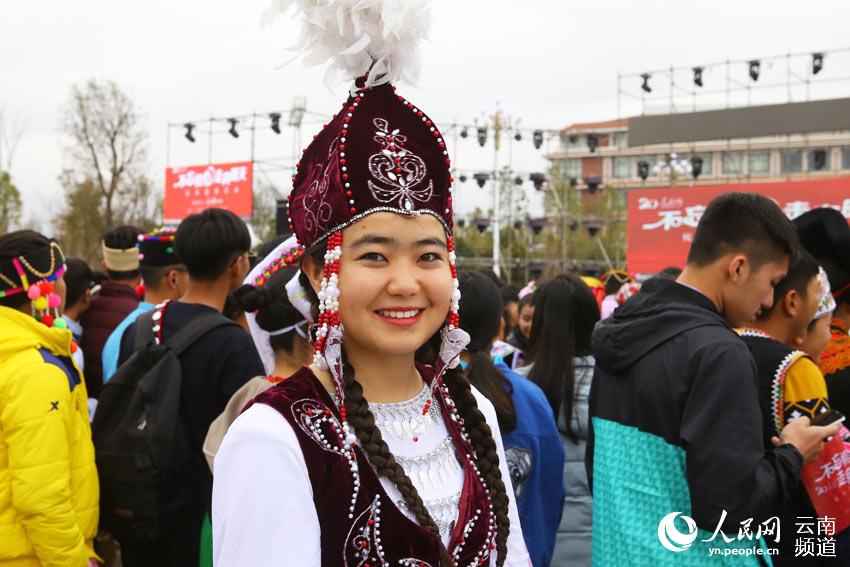 Diário do Povo Online organiza caminhada em comemora??o do seu 20o aniversário em Yunnan