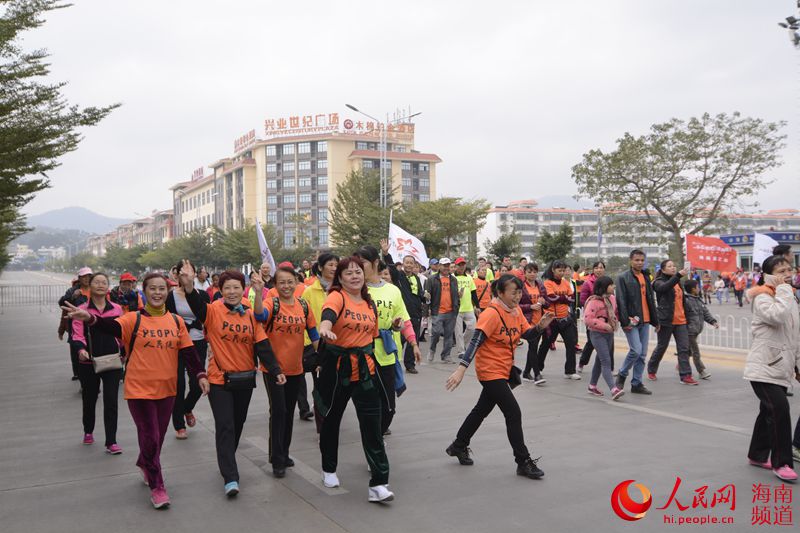 Diário do Povo Online organiza caminhada em comemora??o do seu 20o aniversário em Hainan