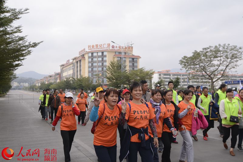 Diário do Povo Online organiza caminhada em comemora??o do seu 20o aniversário em Hainan