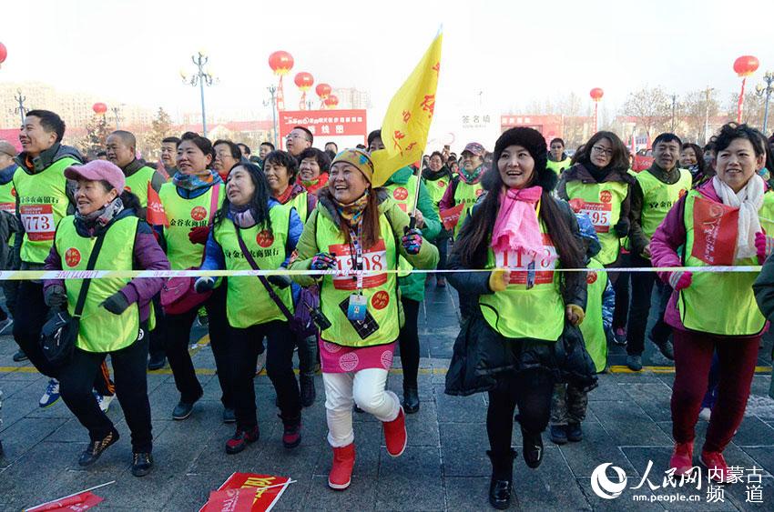 Diário do Povo Online organiza caminhada em comemora??o do seu 20o aniversário em Hohhot