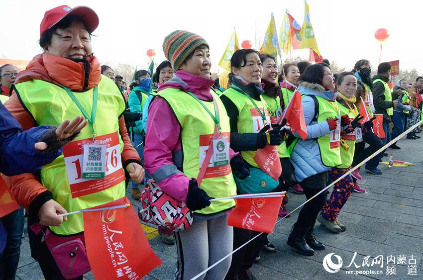 Diário do Povo Online organiza caminhada em comemora??o do seu 20o aniversário em Hohhot