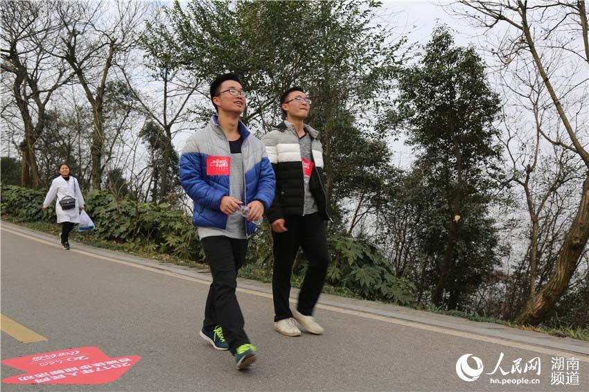 Diário do Povo Online organiza caminhada em comemora??o do seu 20o aniversário em Changsha
