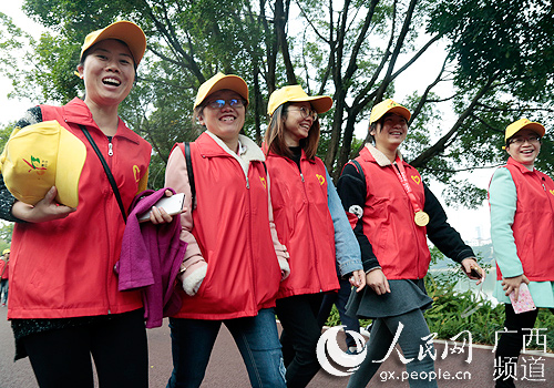 Diário do Povo Online organiza caminhada em comemora??o do seu 20o aniversário em Nanning