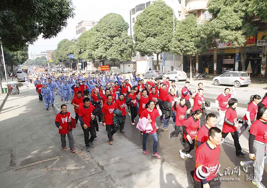 Diário do Povo Online organiza caminhada em comemora??o do seu 20o aniversário em Tiandong