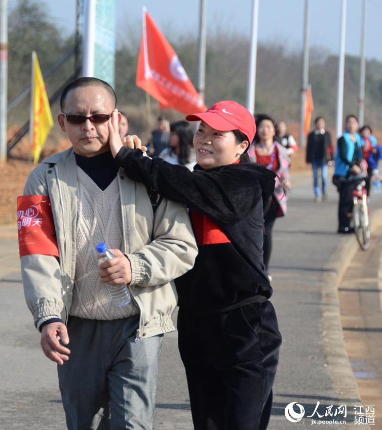 Diário do Povo Online organiza caminhada em comemora??o do seu 20o aniversário em Jiangxi