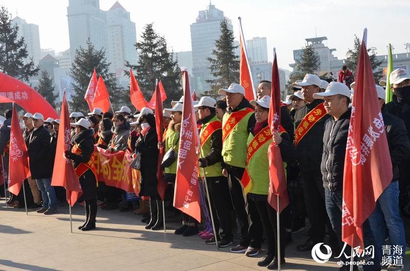Diário do Povo Online organiza caminhada em comemora??o do seu 20o aniversário em Xining