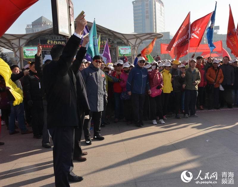 Diário do Povo Online organiza caminhada em comemora??o do seu 20o aniversário em Xining