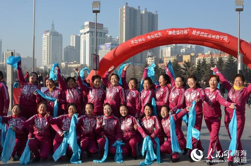 Diário do Povo Online organiza caminhada em comemora??o do seu 20o aniversário em Xining