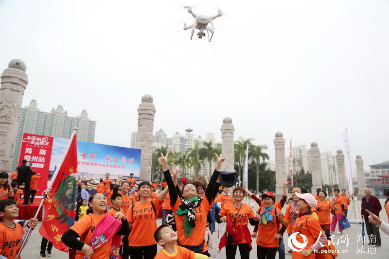 Diário do Povo Online organiza caminhada em comemora??o do seu 20o aniversário em Danzhou