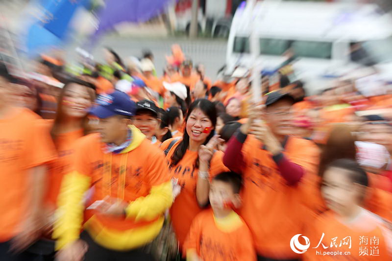 Diário do Povo Online organiza caminhada em comemora??o do seu 20o aniversário em Danzhou