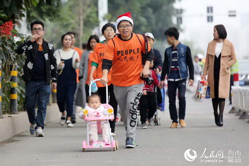Diário do Povo Online organiza caminhada em comemora??o do seu 20o aniversário em Danzhou