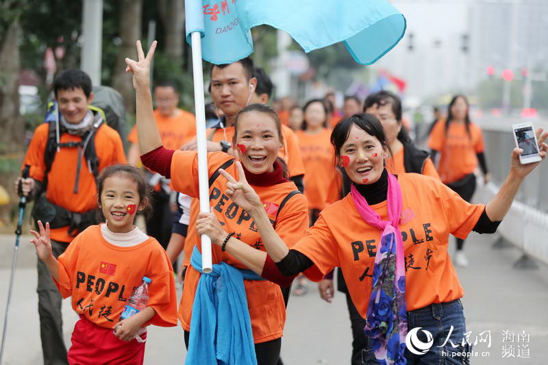 Diário do Povo Online organiza caminhada em comemora??o do seu 20o aniversário em Danzhou