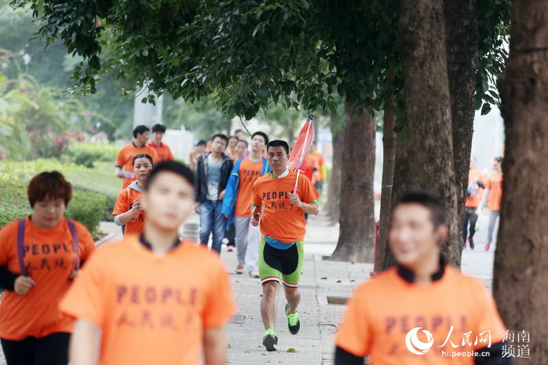 Diário do Povo Online organiza caminhada em comemora??o do seu 20o aniversário em Danzhou
