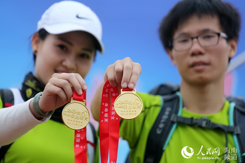 Diário do Povo Online organiza caminhada em comemora??o do seu 20o aniversário em Danzhou