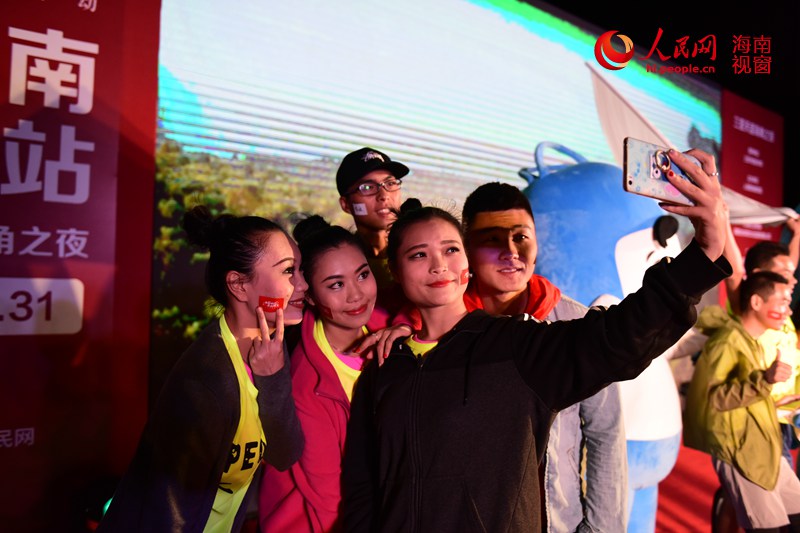 Diário do Povo Online organiza caminhada em comemora??o do seu 20o aniversário em Sanya