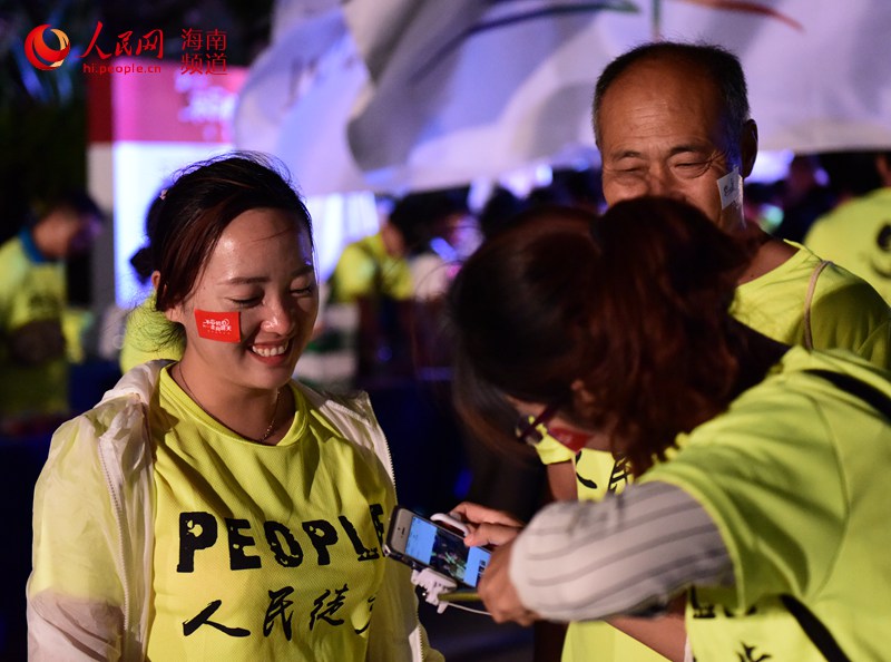 Diário do Povo Online organiza caminhada em comemora??o do seu 20o aniversário em Sanya