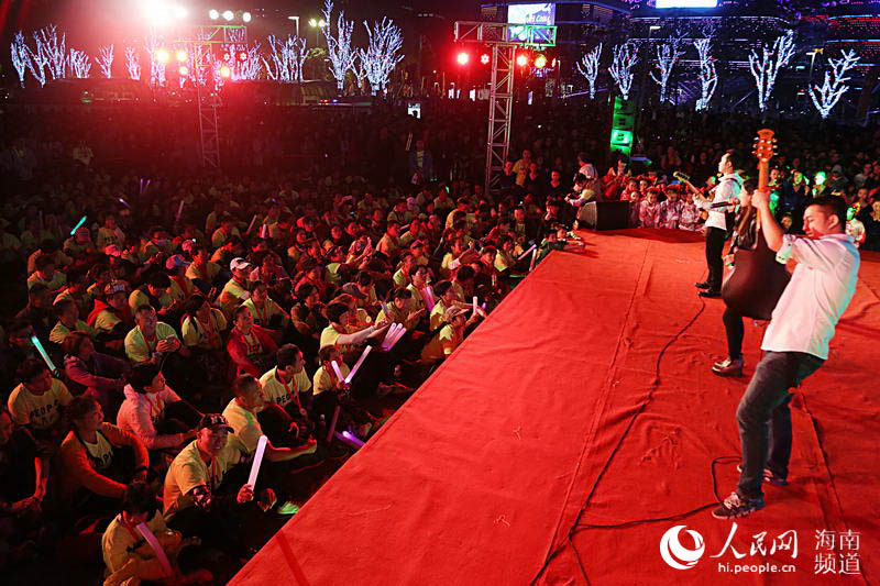 Diário do Povo Online organiza caminhada em comemora??o do seu 20o aniversário em Haikou