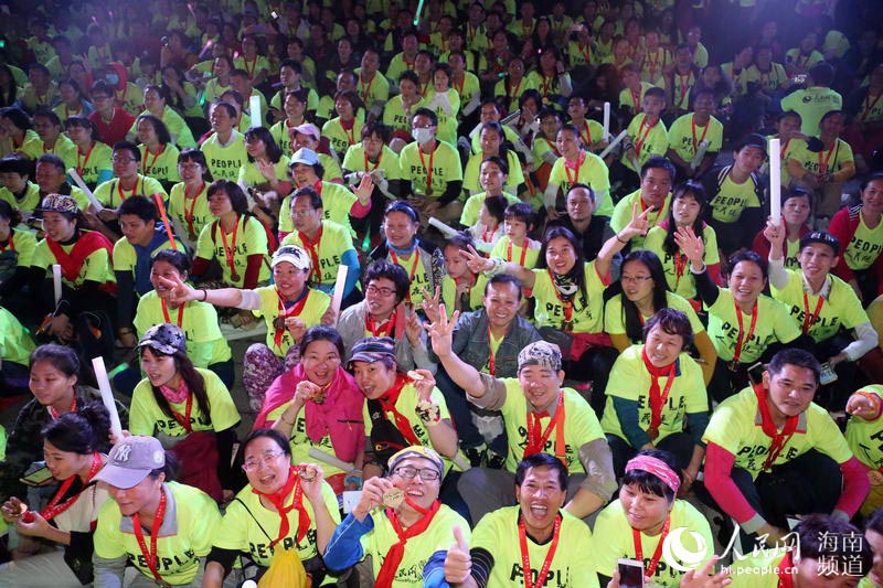 Diário do Povo Online organiza caminhada em comemora??o do seu 20o aniversário em Haikou