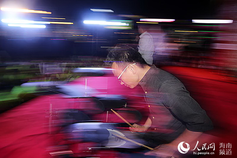 Diário do Povo Online organiza caminhada em comemora??o do seu 20o aniversário em Haikou