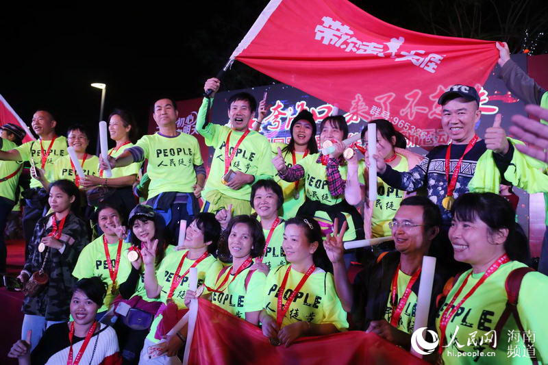 Diário do Povo Online organiza caminhada em comemora??o do seu 20o aniversário em Haikou