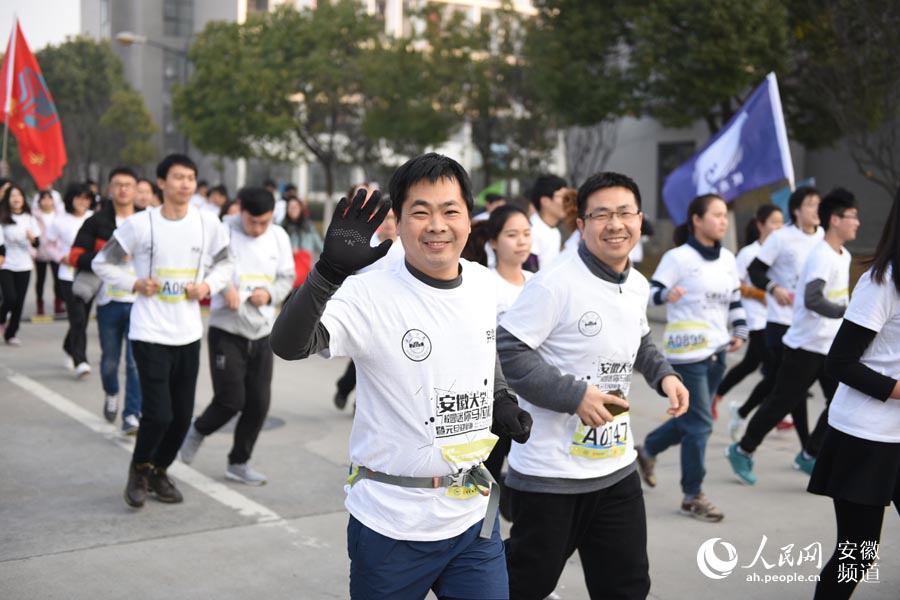 Diário do Povo Online organiza caminhada em comemora??o do seu 20o aniversário em Hefei