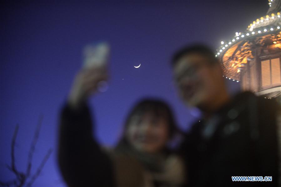 Lua crescente e Vénus avistados no céu da China