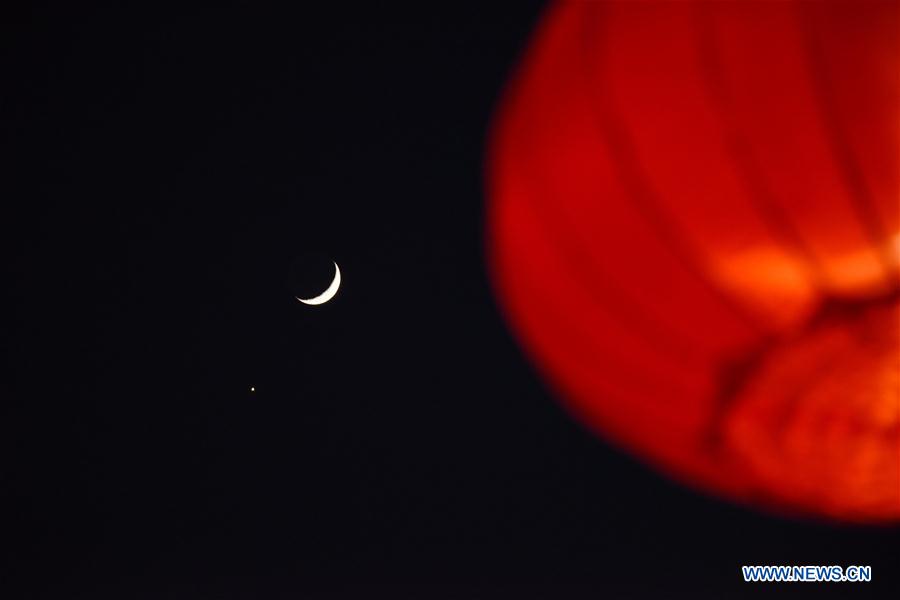 Lua crescente e Vénus avistados no céu da China