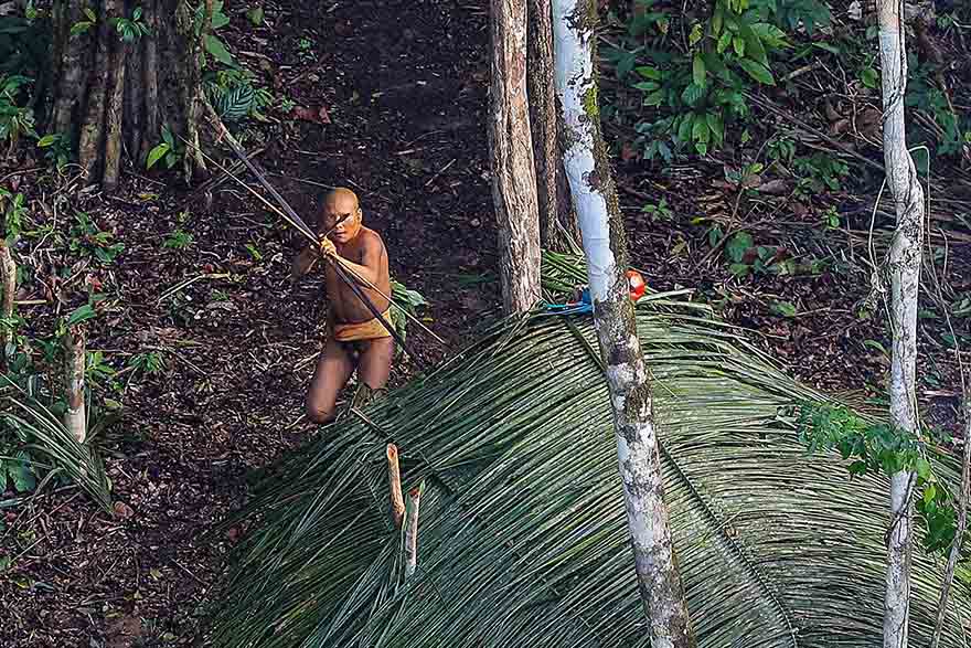 Fotógrafo brasileiro captura momentos raros de índios na Amaz?nia