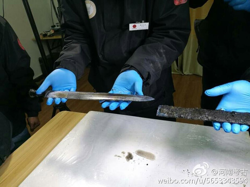 Espada com 2.300 anos é descoberta no centro da China