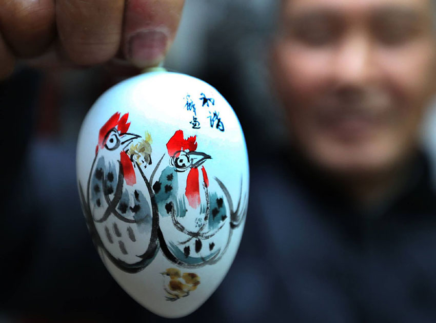 Artes?o de Jiangsu cria pinturas em ovo para celebrar chegada do Ano do Galo