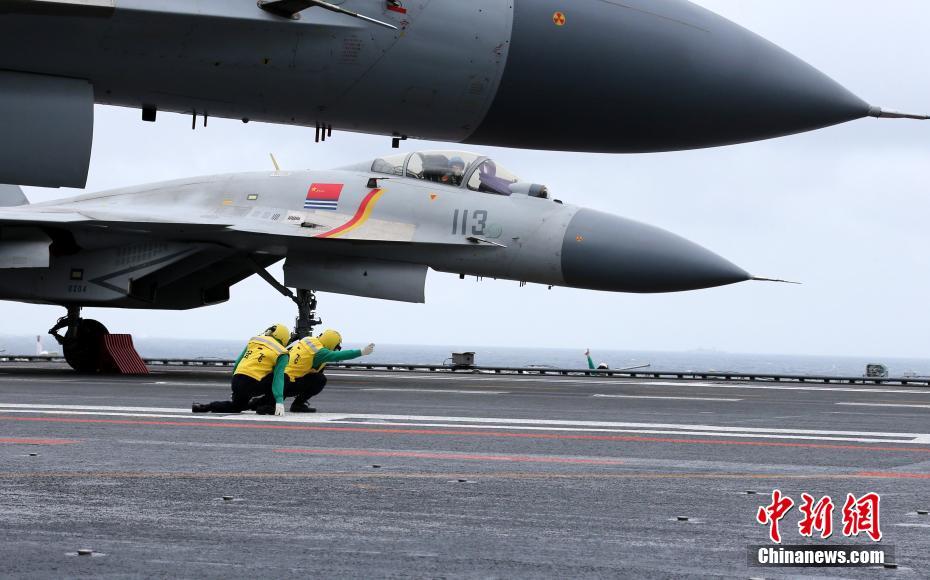 Porta-avi?es Liaoning realiza exercício no Mar do Sul da China