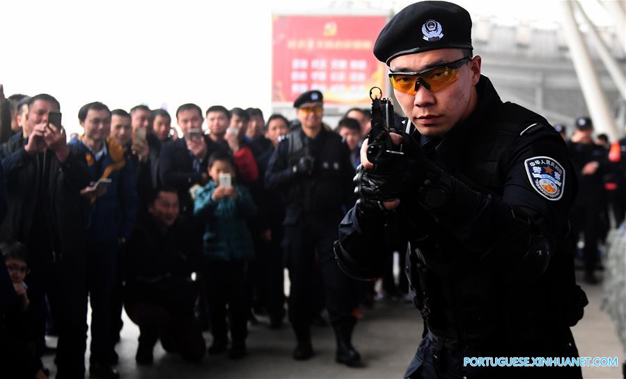 Polícia ferroviária de Wuhan realiza evento sobre normas de seguran?a