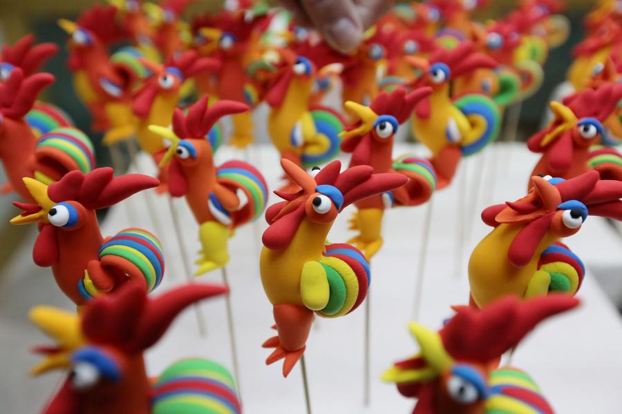 ‘Galos’ de plasticina saúdam o Ano Novo Chinês