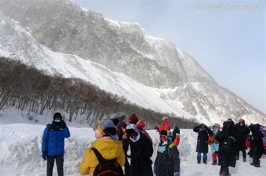 Turistas apreciam a paisagem de neve na montanha Changbai, no nordeste da China