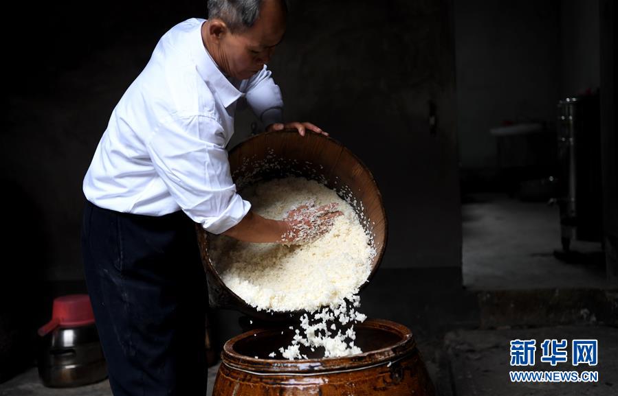 Vinho de arroz da etnia Hakka em destaque na era do comércio eletr?nico