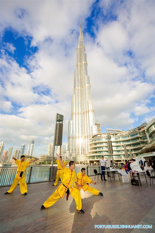 Flash mob de cultura chinesa chama aten??o no centro de Dubai