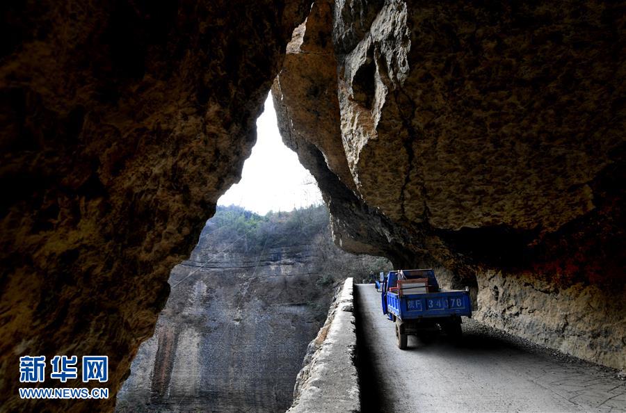 Estrada contruída em penhasco da montanha Ta-pa