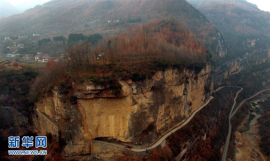 Estrada contruída em penhasco da montanha Ta-pa