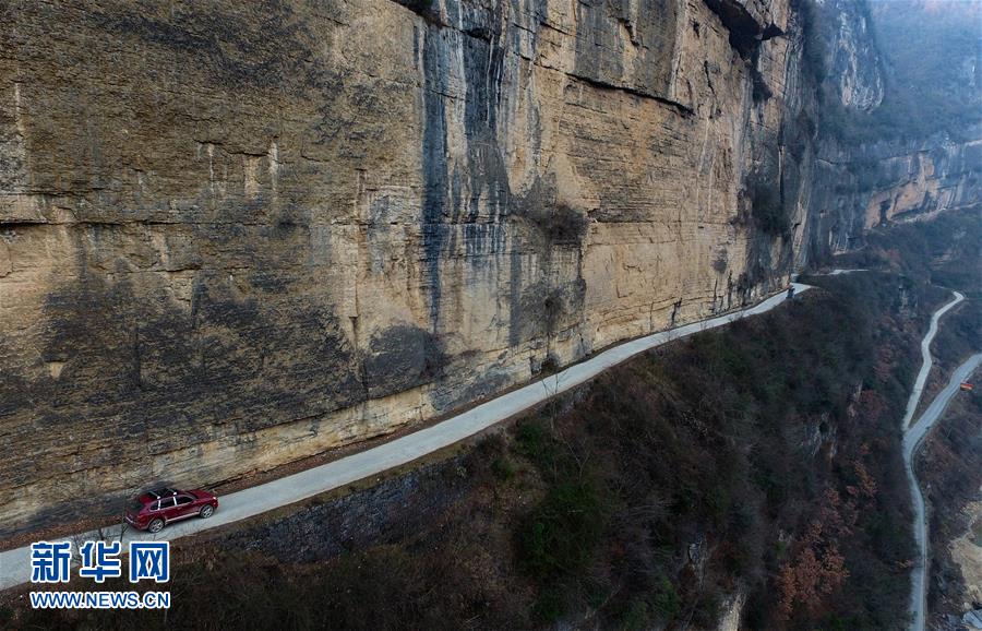 Estrada contruída em penhasco da montanha Ta-pa
