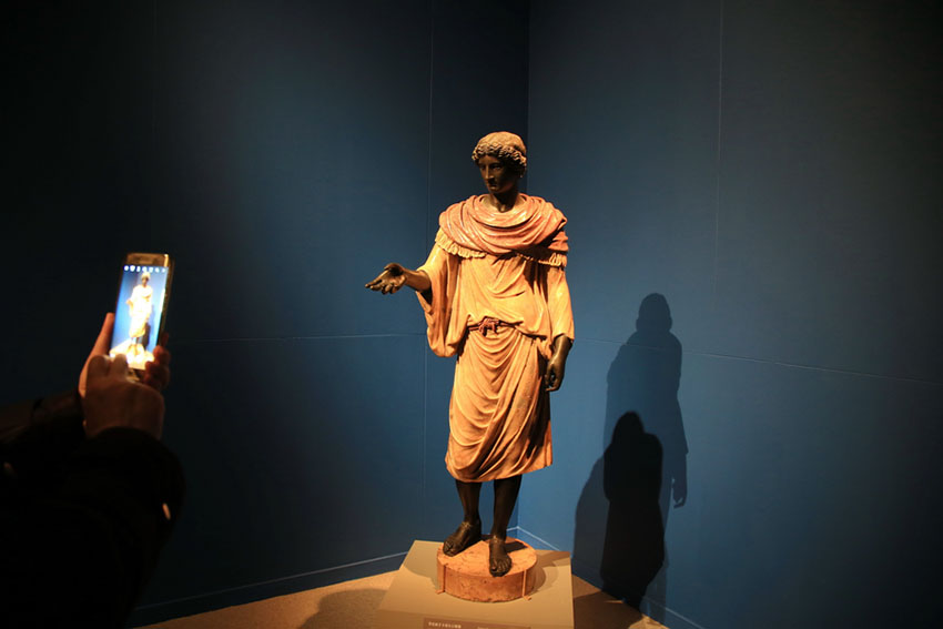 Tesouros artísticos do Louvre s?o exibidos em Beijing