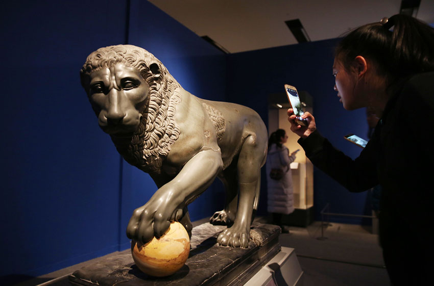 Tesouros artísticos do Louvre s?o exibidos em Beijing