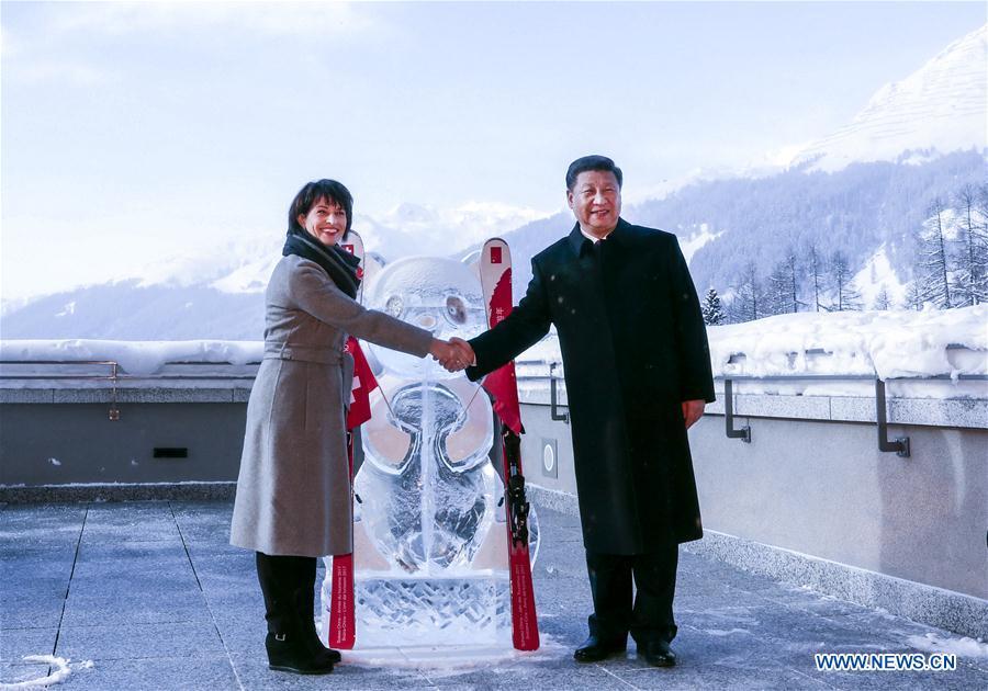 O Presidente Xi Jinping e a sua homóloga suí?a comparecem ao lan?amento do ano do turismo sino-suí?o, próximos de uma escultura de gelo de um panda, à margem do Fórum de Davos.